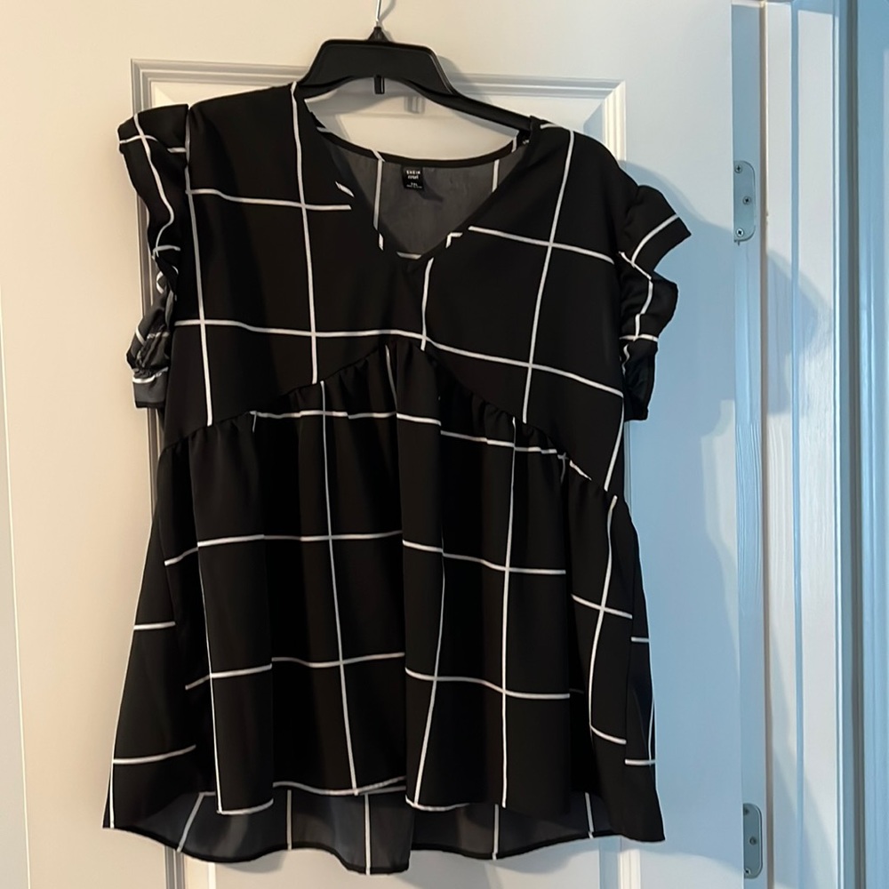 Cute black and white shirt from Shein. Size 2XL